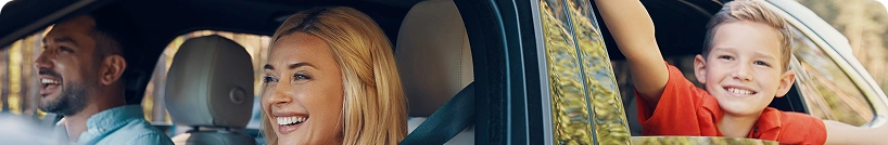 famille heureuse au volant de leur nouvelle voiture financée par Arkéa Financements & Services