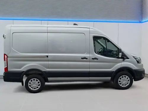 Ford Transit E-TRANSIT FGN 390 L2H2 269 CH BATTERIE 75 KWH - Photo 5
