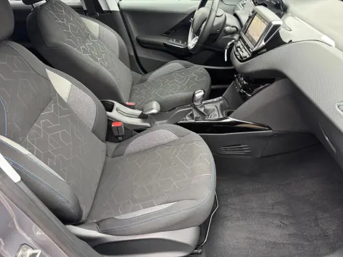 Peugeot 2008 BlueHDi 100ch S&S BVM5 Signature - Photo 16