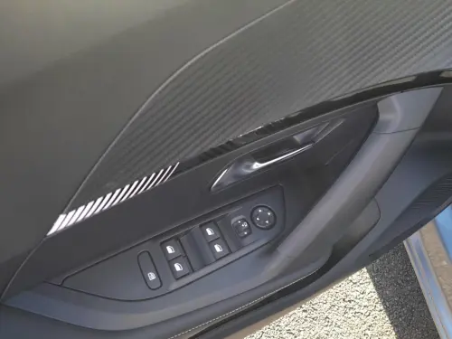 Peugeot 2008 Hybrid 145 e-DCS6 Allure - Photo 10