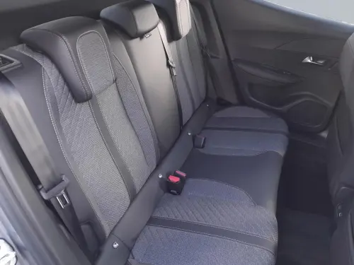 Peugeot 2008 Hybrid 145 e-DCS6 Allure - Photo 17