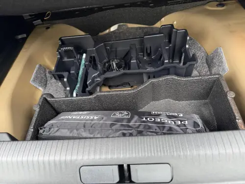 Peugeot 2008 Hybrid 145 e-DCS6 Allure - Photo 21