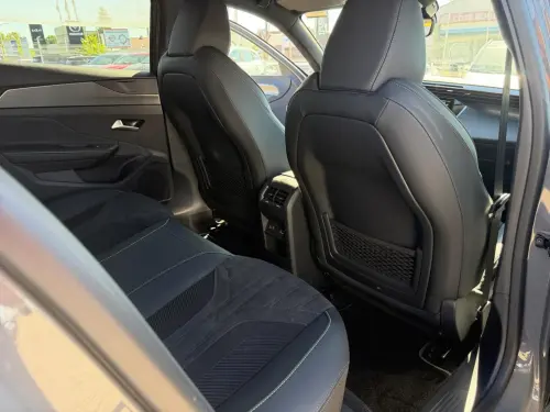 Peugeot 408 Hybrid 136 e-DCS6 GT - Photo 24