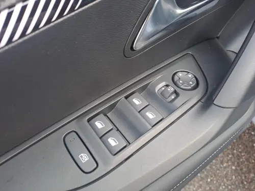 Peugeot 2008 Hybrid 145 e-DCS6 Allure - Photo 10