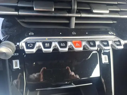 Peugeot 2008 Hybrid 145 e-DCS6 Allure - Photo 19