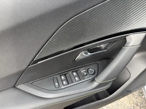 Peugeot 2008 Hybrid 136 e-DCS6 GT - Photo 10