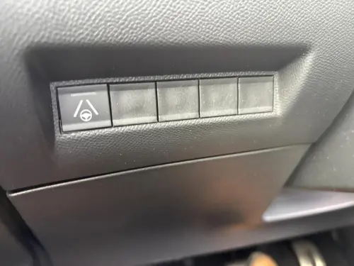 Peugeot 2008 Hybrid 136 e-DCS6 GT - Photo 31