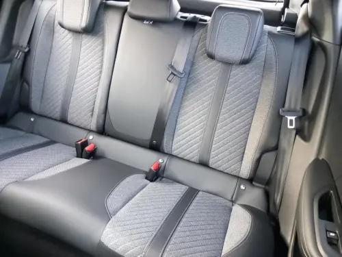 Peugeot 2008 Hybrid 136 e-DCS6 Allure - Photo 15