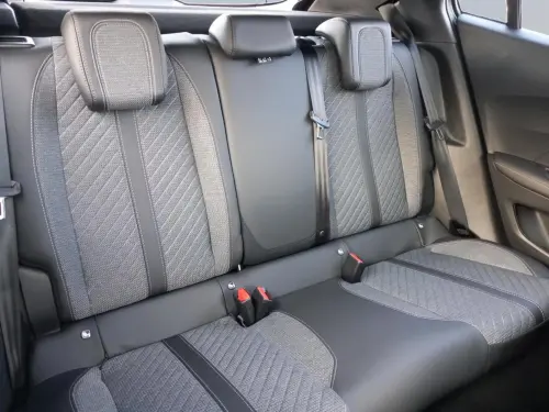 Peugeot 2008 Hybrid 136 e-DCS6 Allure - Photo 17