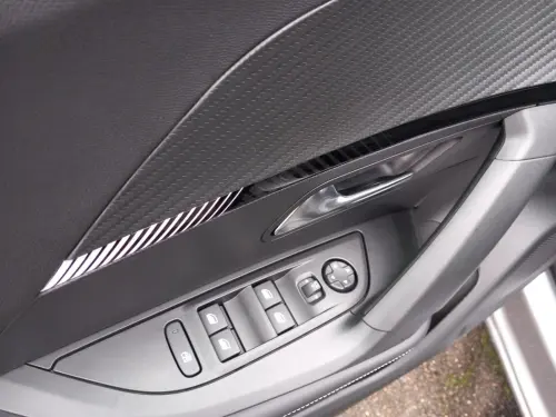 Peugeot 2008 Hybrid 136 e-DCS6 Allure - Photo 10