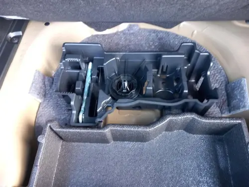 Peugeot 2008 Hybrid 136 e-DCS6 Allure - Photo 21