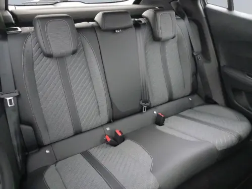 Peugeot 2008 Hybrid 136 e-DCS6 Allure - Photo 17