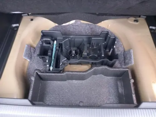 Peugeot 2008 Hybrid 136 e-DCS6 Allure - Photo 21