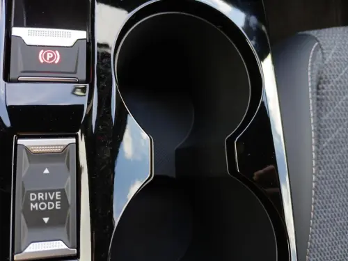 Peugeot 2008 Hybrid 136 e-DCS6 Allure - Photo 21