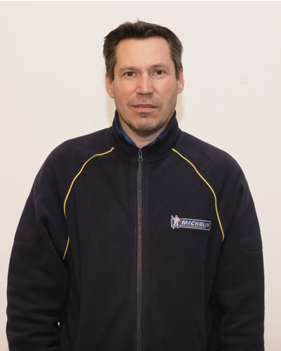 Magasinier pièces automobiles