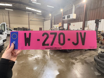 Plaque d’immatriculation rose : à quoi sert-elle et qui est concerné en 2026 ?