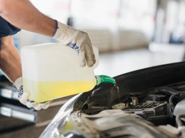 Liquide de refroidissement voiture : pourquoi le vérifier avant l'été ?