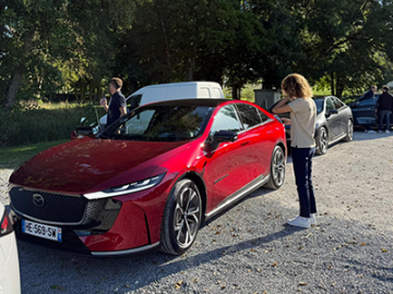 Mazda 6e : l’ère électrique s’incarne à Cognac avec l’équipe Mazda Saint-Étienne